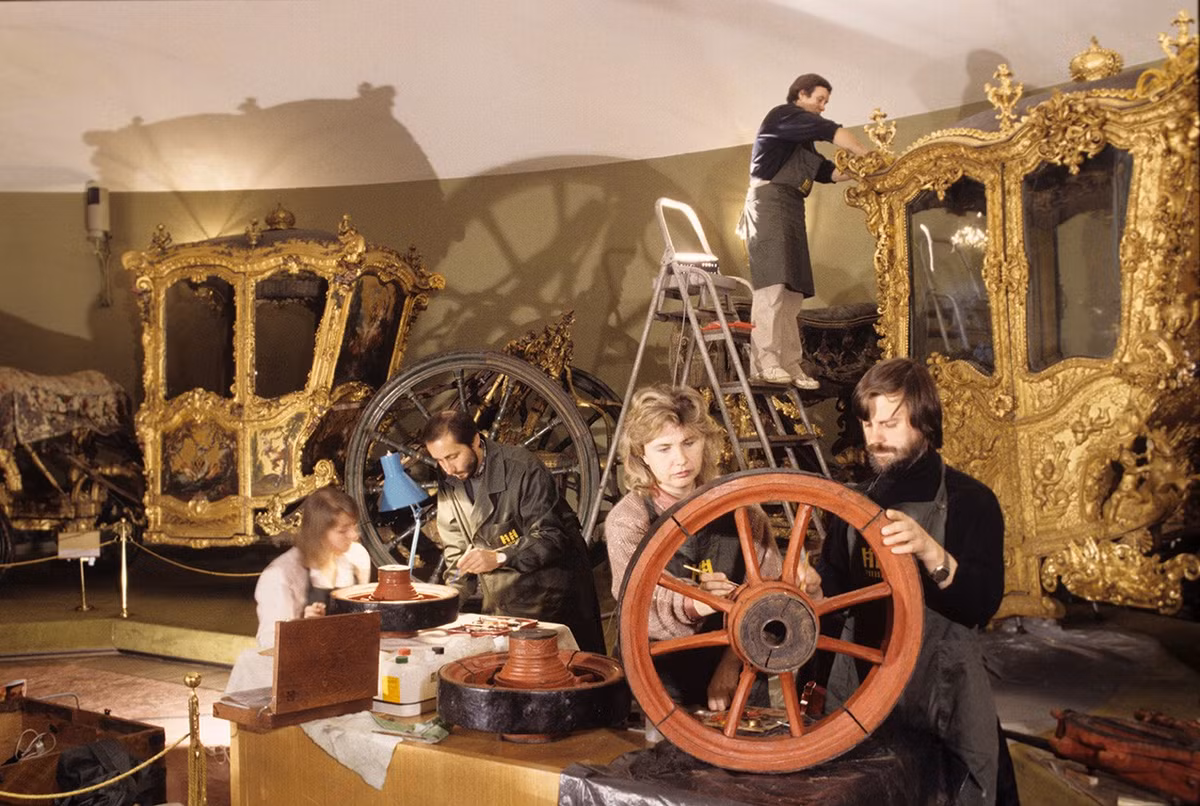 Nhân viên bảo tàng Điện Kremlin ở Moscow phục chế xe ngựa của Sa hoàng.