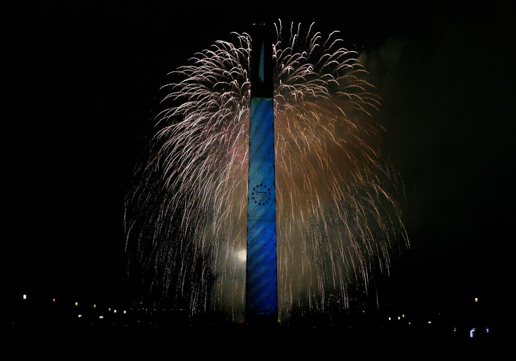 Đài tưởng niệm Washington được thắp sáng như một ngọn nến trong đêm Giao thừa. Ảnh: AP.