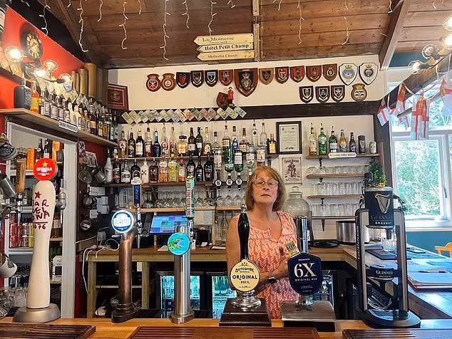 Sandra Williams (trong ảnh), 60 tuổi, làm việc tại một trong ba quán rượu trên đảo.