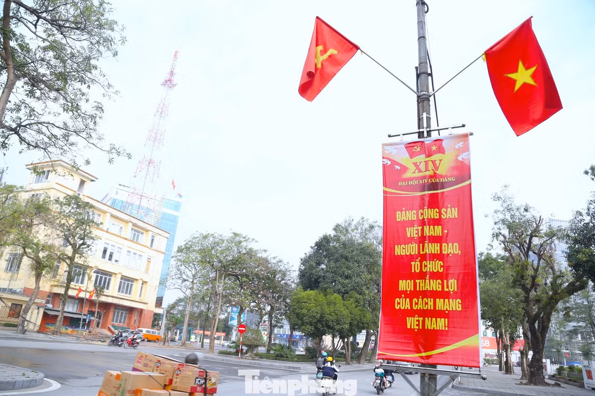 Trên các trục đường chính như Lê Mao, Trường Thi, Trần Phú…, hệ thống trang trí cờ hoa, bảng biển được đầu tư công phu, hài hòa giữa yếu tố tuyên truyền chính trị và mỹ quan đô thị. Sự đồng bộ trong công tác cổ động trực quan không chỉ làm đẹp cảnh quan mà còn góp phần khơi dậy niềm tự hào, niềm tin và tinh thần phấn khởi trong các tầng lớp nhân dân Nghệ An.