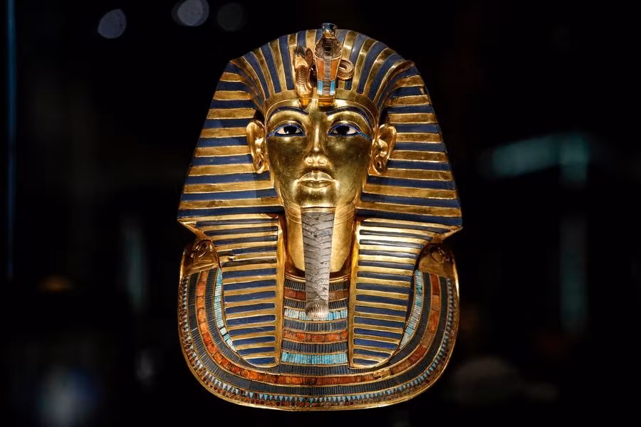 Chiếc mặt nạ vàng được trưng bày tại phòng triển lãm Vua Tutankhamun trong Đại bảo tàng GEM ngày 4/11.