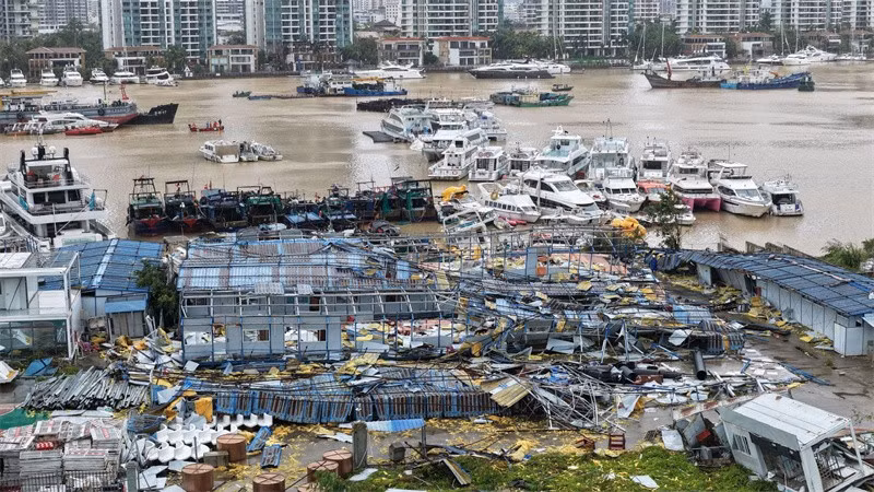 Hoạt động dọn dẹp, khắc phục hậu quả được tiến hành khẩn trương sau khi bão đi qua. Các đội phản ứng nhanh đang nỗ lực khôi phục dịch vụ điện, thông tin liên lạc và nước,...cho người dân. Ảnh: THX.