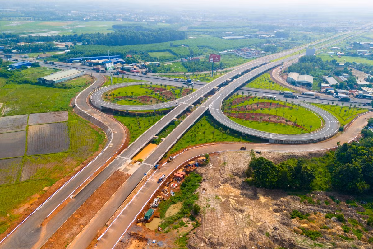Dự án có điểm đầu giáp đường Hương lộ 19 (xã Phước An), điểm cuối giáp Quốc lộ 51 (xã Long Phước), xây dựng cầu Bà Ký trên tuyến chính. Trong ảnh là nút giao của tuyến đường này với Quốc lộ 51 cùng đường T1 đã thảm nhựa và hoàn thiện cơ bản các hạng mục chính.