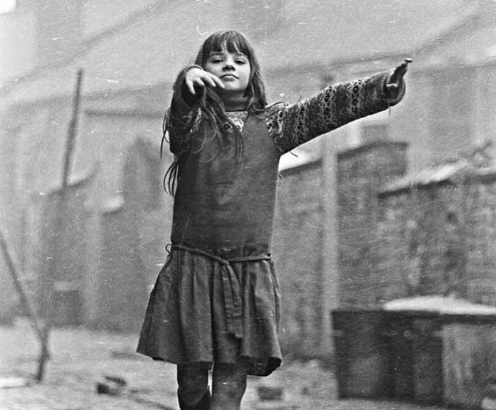 Một bé gái luyện tập múa ba lê vào một ngày mưa ở Balsall Heath, Birmingham, Anh, năm 1968.