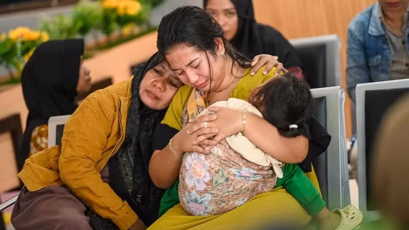 Một số tàu đã được triển khai đến khu vực này để hỗ trợ tìm kiếm nạn nhân. Theo kênh tin tức MetroTV, sự cố chìm phà đã khiến ít nhất 4 người thiệt mạng. Ảnh: Getty.