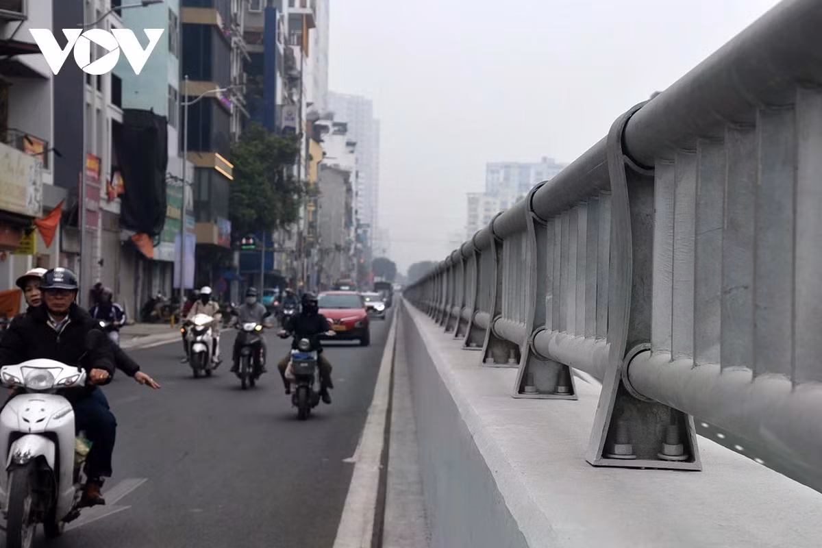 Việc hầm chui Kim Đồng chuẩn bị đi vào hoạt động khiến nhiều người dân vui mừng. Theo anh Trần Công Duy, sinh sống tại phố Kim Đồng, Hoàng Mai, Hà Nội đường sá ở đây tình trạng thường xuyên ùn tắc, khi thi công hầm chui giai đoạn đầu người dân cũng khó khăn đường sá bụi bẩn ảnh hưởng đến cuộc sống làm ăn kinh doanh của các hộ dân xung quanh. Tuy nhiên, đến hiện tại công trình đã hoàn thành. "Em thấy rất vui, mọi thứ khang trang hơn rất nhiều, tình trạng ùn tắc sẽ giảm đi. Tuy nhiên, hiện tại vẫn còn một số thực trạng dây viễn thông hạ ngầm làm vẫn chưa triệt để nên buổi chiều hơi đông người dân qua lại thường xuyên bị vấp ngã".