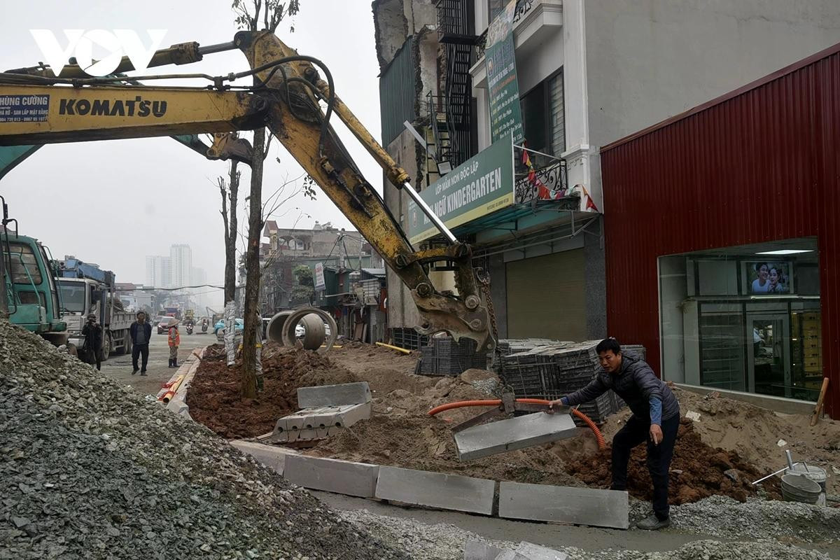 Theo đại diện nhà thầu, tiến độ chung của cả 3 gói thầu đang được kiểm soát chặt chẽ. Gói thầu số 1 (Đoạn từ Đầm Hồng đến cầu L3) đã hoàn thành thảm bê tông nhựa thô và đang triển khai lớp thảm mịn hoàn thiện cuối cùng, dự kiến đến đêm nay sẽ hoàn thành thảm mịn đến cầu L3. Gói thầu số 2 (cầu L3) đã hoàn thành thảm mịn mặt cầu, hiện chỉ còn hạng mục kẻ vạch sơn mặt đường, sau đó sẽ đạt 100% khối lượng thi công. Đối với gói thầu số 3 (đoạn từ cầu L3 đến hầm chui Kim Đồng), nhà thầu đang hoàn thiện lớp cấp phối đá dăm loại 1. Sau khi mặt đường được làm khô, thổi bụi và tưới nhựa MC, nếu điều kiện thời tiết thuận lợi sẽ tiến hành thảm mịn.