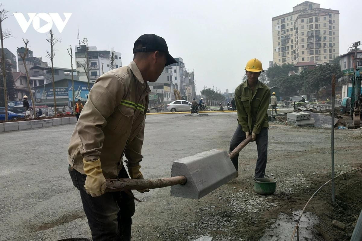 Công nhân đang thực hiện lát hè từ cầu L3 đến hầm chui Kim Đồng (đường Giải Phóng).