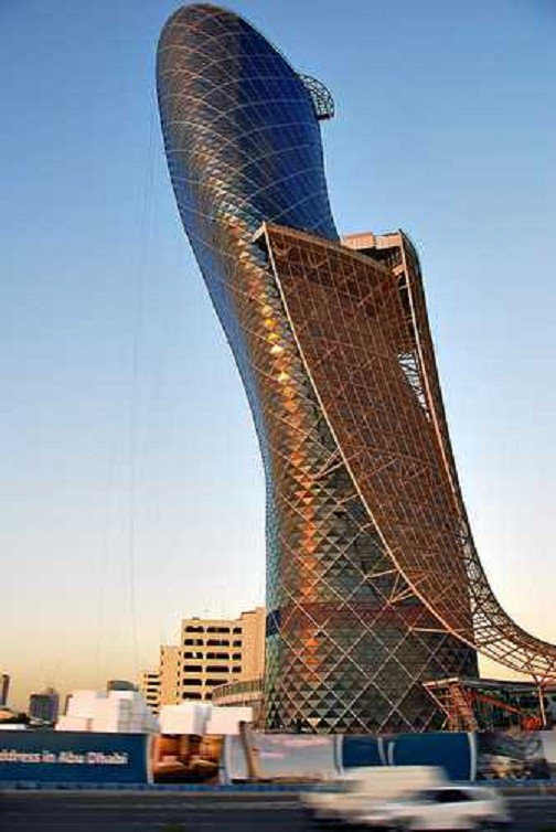 Abu Dhabi nổi tiếng với các công trình kiến trúc độc đáo, trong đó có tháp nghiêng Capital Gate. Capital Gate là một trong những tòa nhà cao nhất thành phố. Ảnh: Holidify.