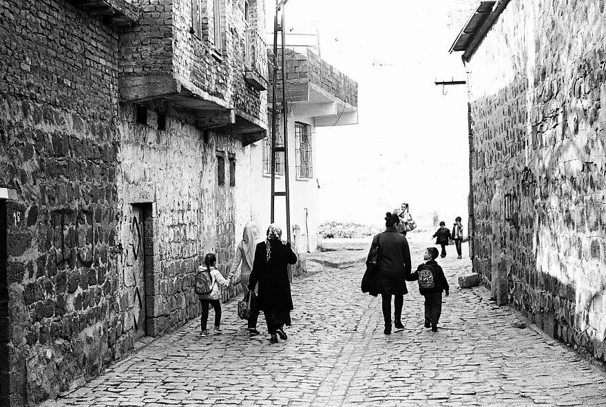 Các em nhỏ được phụ huynh đưa đi học ở Diyarbakır.