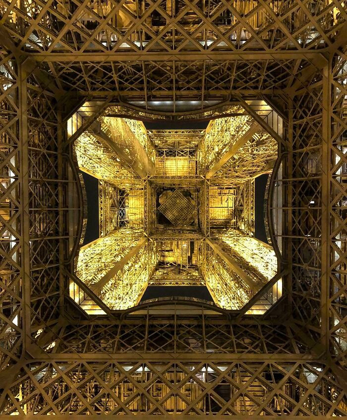 Tháp Eiffel ở Pháp nhìn từ bên dưới.