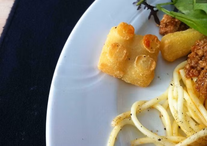 Tại Legoland Đan Mạch, món khoai tây chiên của nhà hàng có hình dạng giống như những viên gạch LEGO nhỏ.