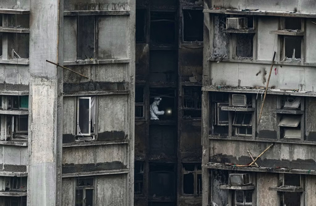 Ngoài ra, 79 người bị thương, trong đó có 12 lính cứu hỏa, trong vụ hỏa hoạn, và khoảng 100 người vẫn mất tích. Ảnh: SCMP.