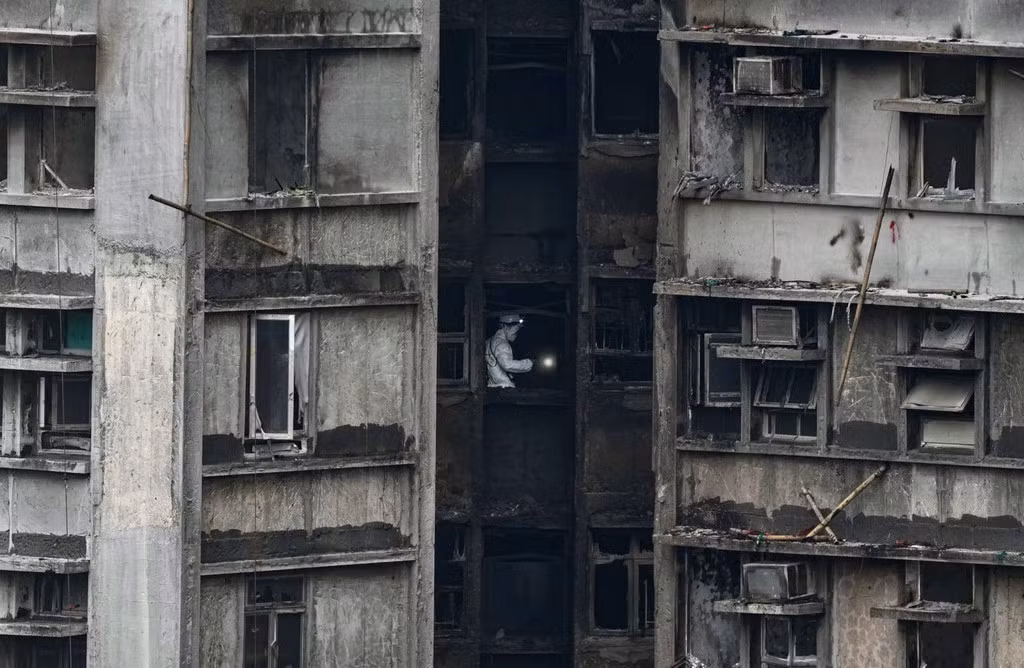 Ngoài ra, 79 người bị thương, trong đó có 12 lính cứu hỏa, trong vụ hỏa hoạn, và khoảng 100 người vẫn mất tích. Ảnh: SCMP.