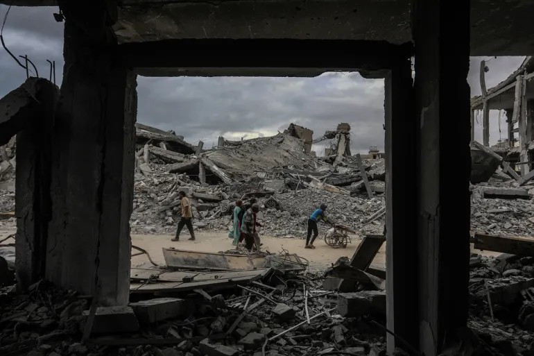 Người dân Palestine sơ tán trước đó trở về những ngôi nhà bị phá hủy của họ ở Khan Younis, Gaza. Ảnh: Anadolu.