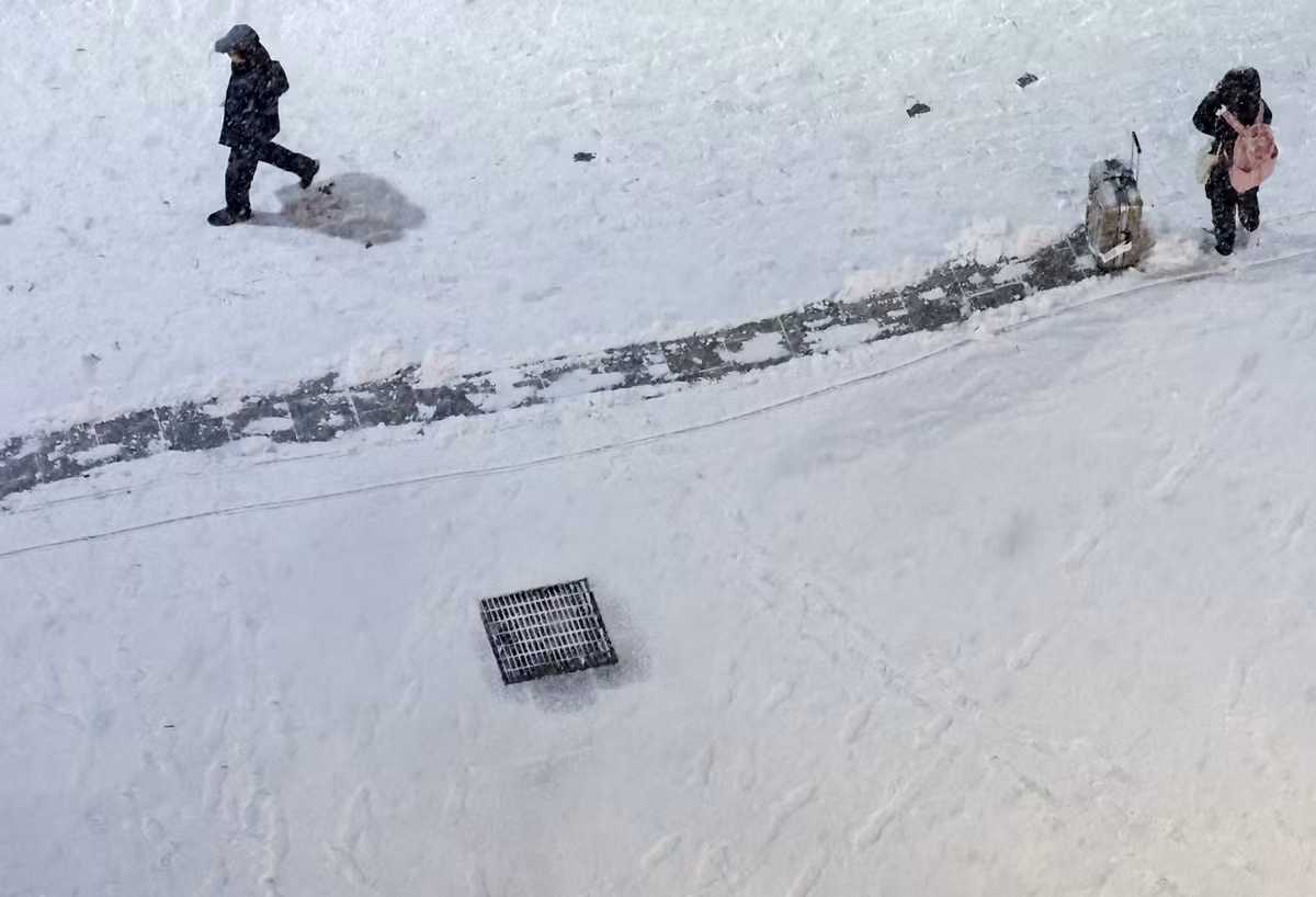 Con đường phủ đầy tuyết trắng ở thủ đô Hàn Quốc trong trận tuyết rơi đầu mùa. Ảnh: Yonhap.