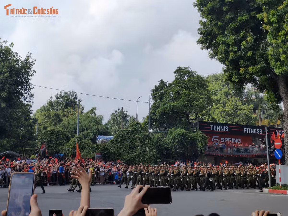 Người dân lấy điện thoại ghi lại khoảnh khắc các đoàn diễu binh đi qua.