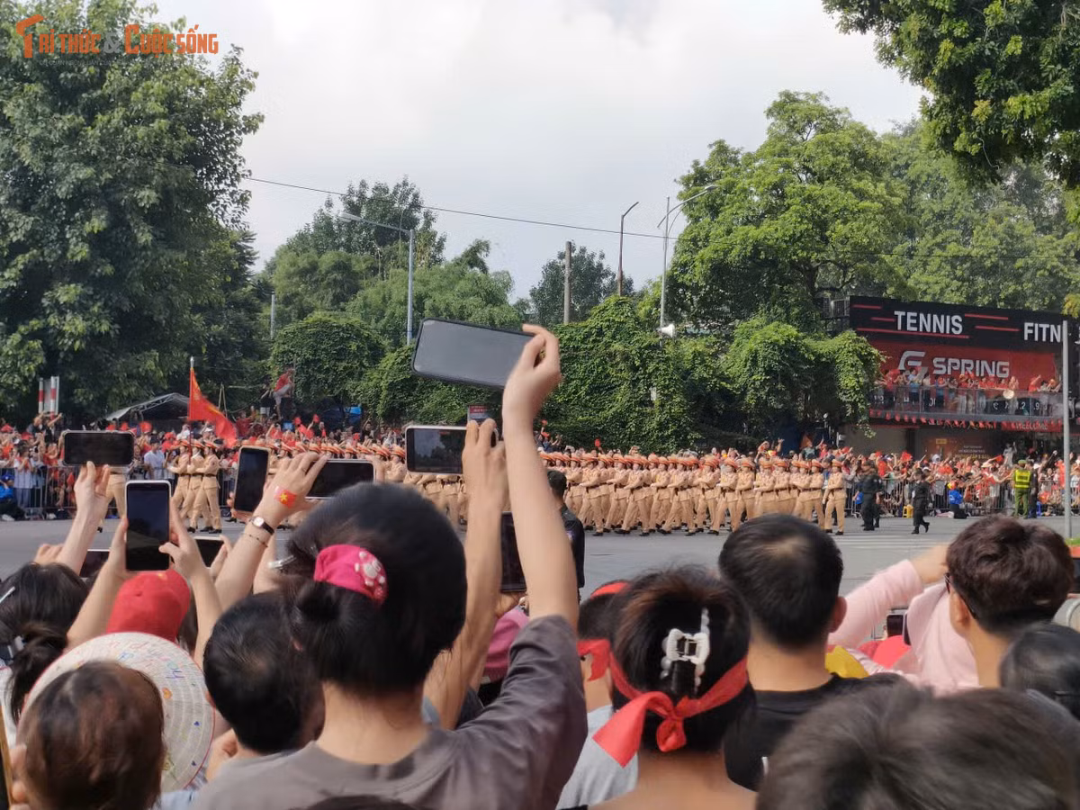 Các khối Công an đã diễu hành qua đường Trần Nhân Tông trong tiếng reo hò của người dân.