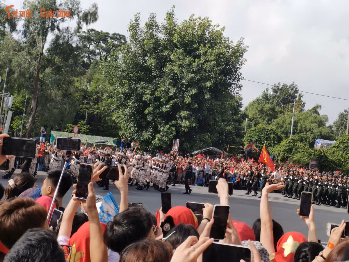 Các khối diễu binh đi giữa vòng tay nhân dân.