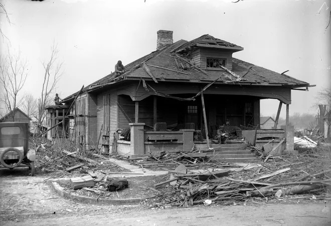 “Chúng tôi bị tấn công bởi kính, đá, rác, gạch và đủ thứ khác", nhân chứng May Williams kể lại.