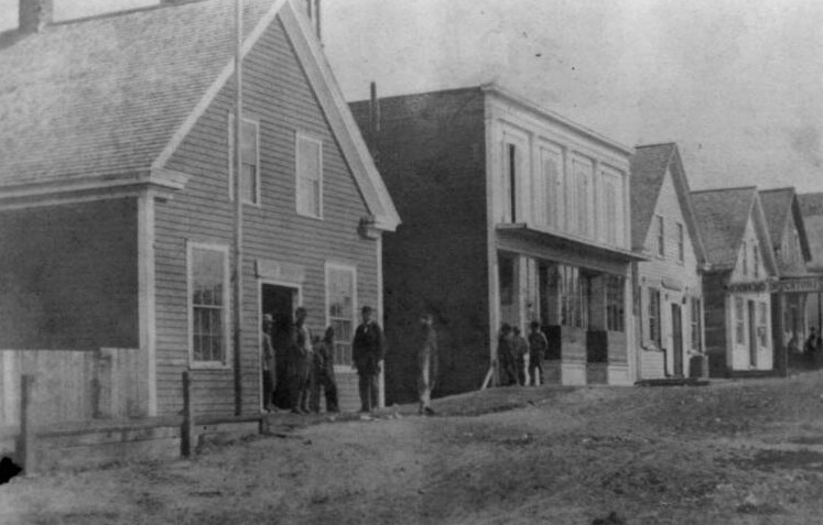 Một góc phố ở Mendocino, California, năm 1866. Phía trước có thể thấy một bưu điện và một nhóm người đàn ông đang đứng bên ngoài. Ảnh: Thư viện Quốc hội.