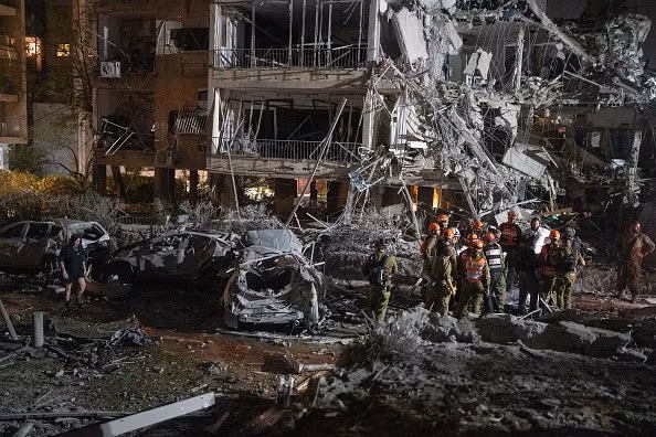 Lính cứu hỏa có mặt tại Ramat Gan, gần Tel Aviv, sau khi nơi này bị trúng tên lửa của Iran. Ảnh: Getty.