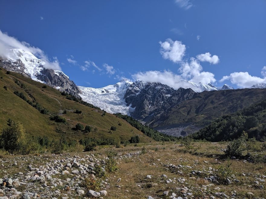 Được bao quanh bởi những ngọn núi tuyết phủ và sông băng, Adishi mang đến khung cảnh thiên nhiên tuyệt đẹp.