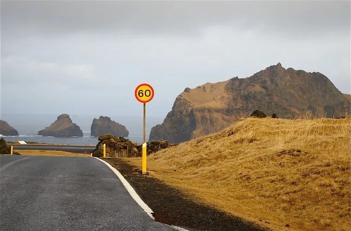 Quần đảo Vestmannaeyjar, Iceland. Heimaey là hòn đảo duy nhất thuộc quần đảo này có người sinh sống, với khoảng 4.300 cư dân. Nơi đây nổi tiếng với những vách đá hùng vĩ và cảnh biển tuyệt đẹp,...