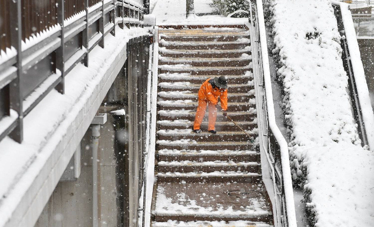 Theo Đài NHK, hơn 100 vụ tai nạn do đường trơn trượt đã xảy ra tại tỉnh Ibaraki từ tối 7/2 đến sáng 8/2. Tại Tokyo, một vụ tai nạn liên hoàn liên quan đến 7 xe trên cầu Tsukuji Ohashi ở quận Chuo vào sáng 8/2 đã khiến 9 người bị thương, trong đó có 2 cảnh sát, theo các báo cáo truyền thông. Ảnh: Nhân viên quét dọn cầu thang gần ga Shin-Yurigaoka. Ảnh: Japan Times.