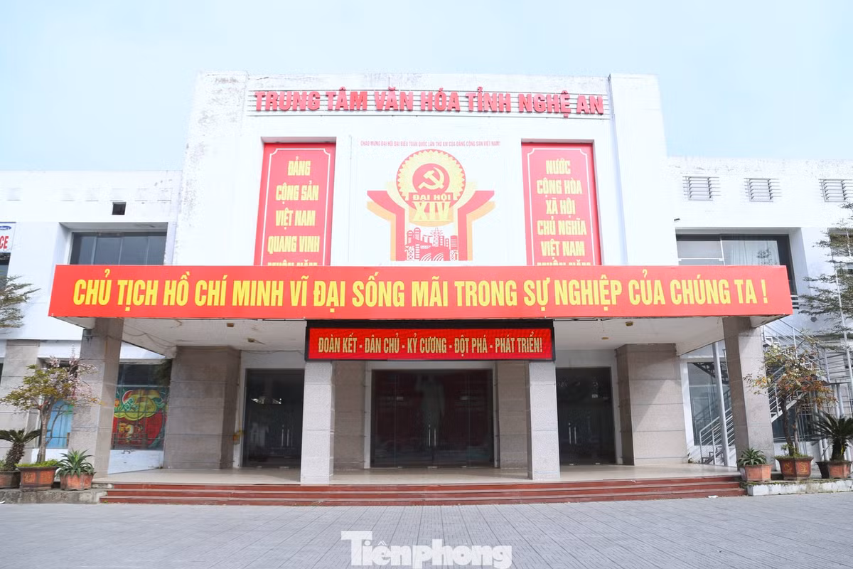 Tại các trụ sở cơ quan, đơn vị hành chính, hệ thống cờ Đảng, cờ Tổ quốc được treo đồng bộ, nghiêm trang.