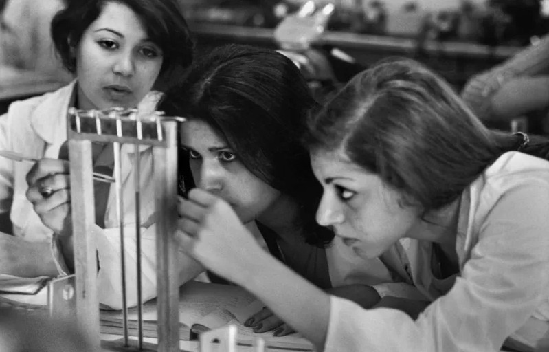 Bức ảnh này chụp các nữ sinh viên tại Đại học Tehran, Iran, vào năm 1977, hai năm trước khi cuộc cách mạng Hồi giáo diễn ra. (Nguồn ảnh: BBC/Magnum/Getty)