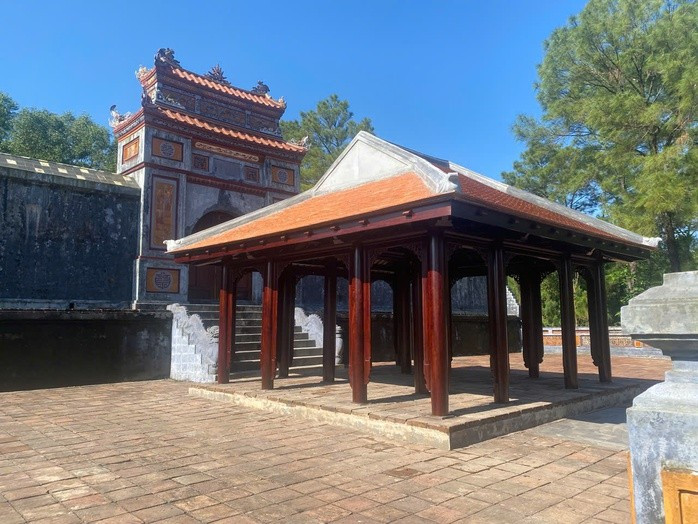 Ngôi nhà rường "mọc" trái phép tại khu vực lăng mộ của Nghi Thiên Chương Hoàng hậu Từ Dũ thuộc di tích lăng vua Thiệu Trị.