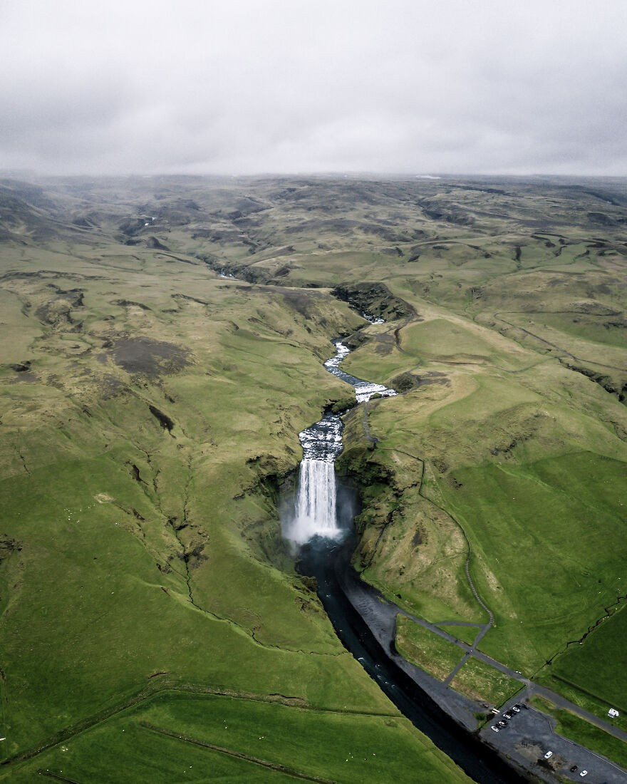 Thác nước Skogafoss rộng 25m và cao 60m.