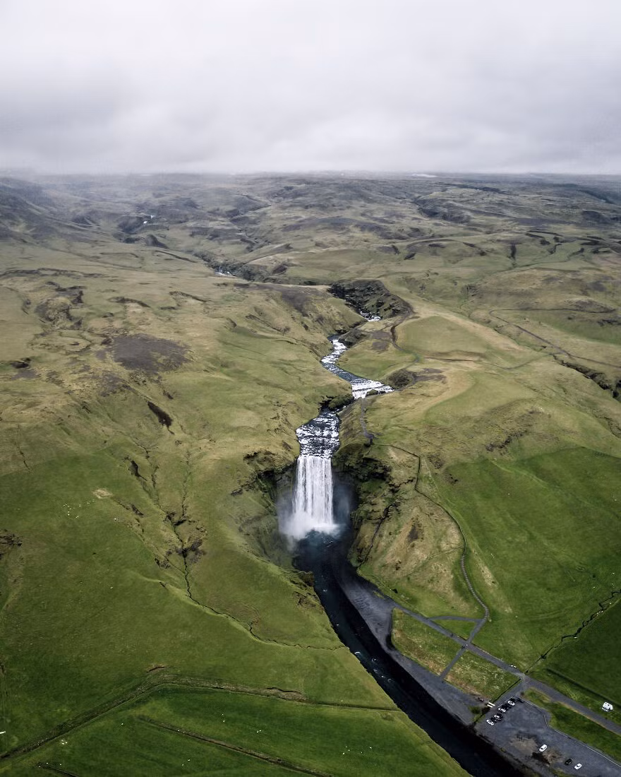 Thác nước Skogafoss rộng 25m và cao 60m.