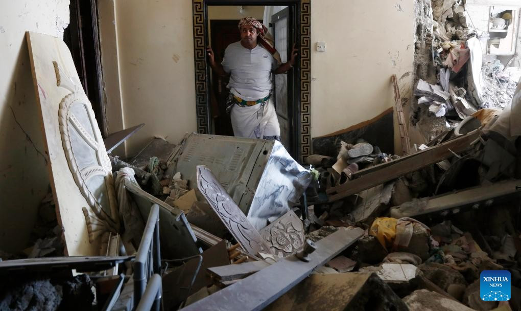 Trong một tuyên bố, Houthi cho biết các cuộc không kích đã phá hủy trụ sở của hai tờ báo - 26 tháng 9 và Al-Yemen - tại Quảng trường Tahrir ở trung tâm Sanaa. Ảnh: Người đàn ông kiểm tra một ngôi nhà bị hư hại sau cuộc không kích của Israel tại Sanaa, ngày 13/9. Ảnh: THX.