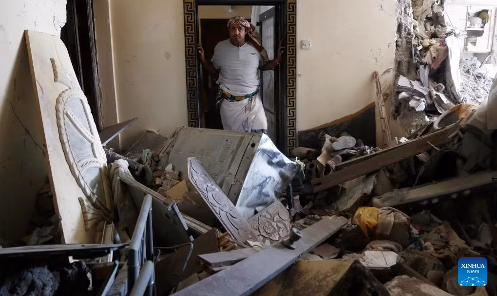 Trong một tuyên bố, Houthi cho biết các cuộc không kích đã phá hủy trụ sở của hai tờ báo - 26 tháng 9 và Al-Yemen - tại Quảng trường Tahrir ở trung tâm Sanaa. Ảnh: Người đàn ông kiểm tra một ngôi nhà bị hư hại sau cuộc không kích của Israel tại Sanaa, ngày 13/9. Ảnh: THX.