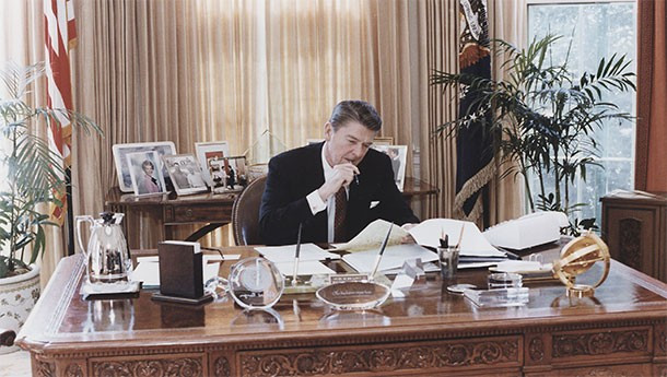 Trong khi đó, Tổng thống Reagan và Tổng thống Clinton đặt tấm biển với khẩu hiệu “Có thể làm được” trên bàn làm việc của họ. Ảnh: ourwhitehouse.org.