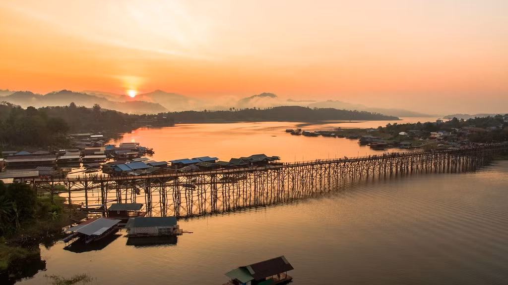 Một trong những cây cầu gỗ dài nhất Thái Lan "tọa lạc" tại Sangkhlaburi, tỉnh Kanchanaburi. Ảnh: Shutterstock.