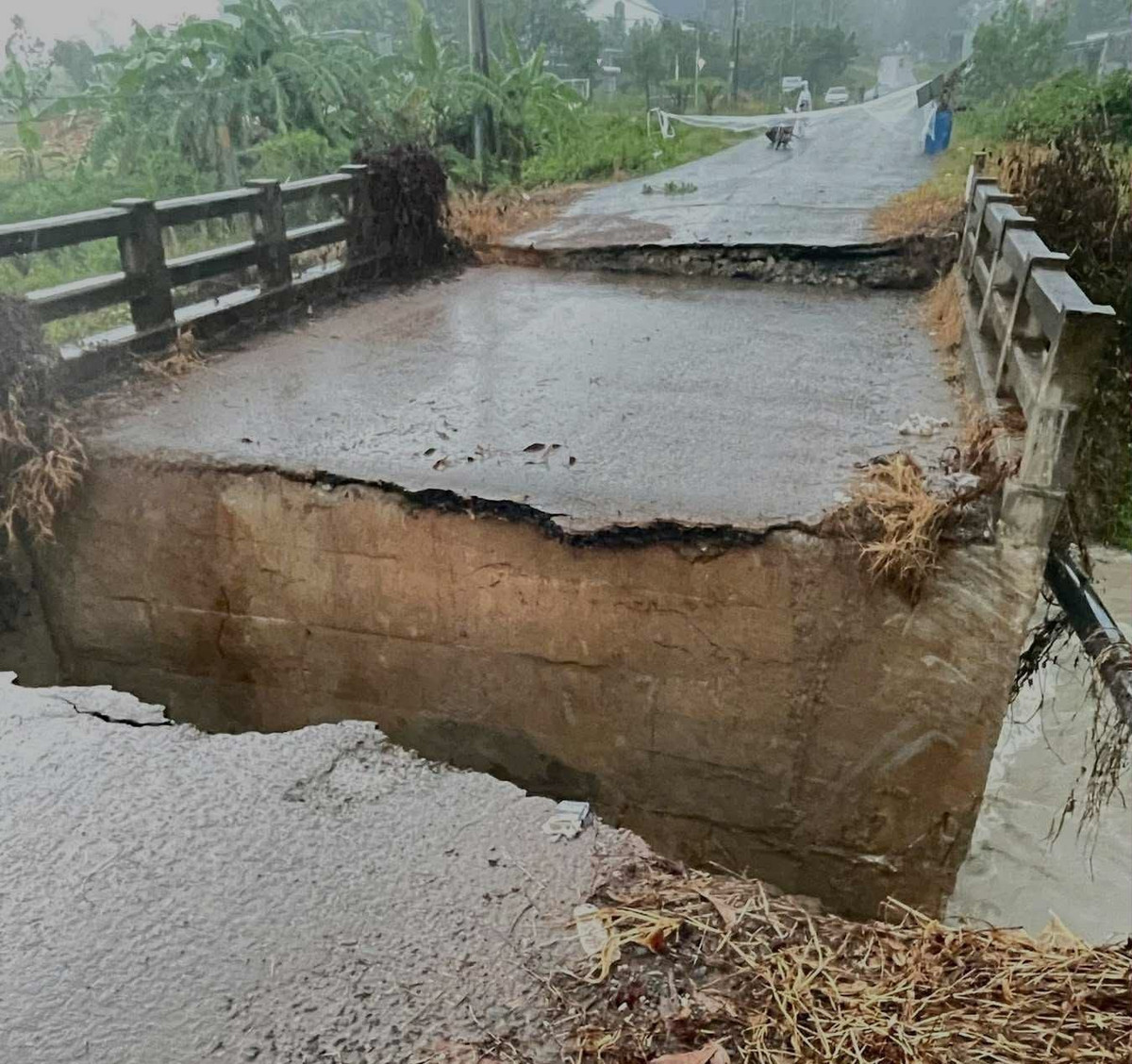 Mưa lớn từ chiều muộn đến tối gây sạt lở vị trí cầu trên đường số 40