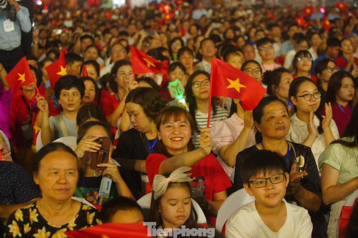 Chương trình được xây dựng theo phong cách vừa mang tính chính luận, vừa mang tính sử thi, đưa khán giả trở về những thời điểm lịch sử quan trọng trong suốt 80 năm của Hà Nội. Hành trình nhìn lại lịch sử của Hà Nội được tái hiện bằng sự kết hợp tài tình giữa âm nhạc, hoạt cảnh và hiệu ứng 3D mapping.