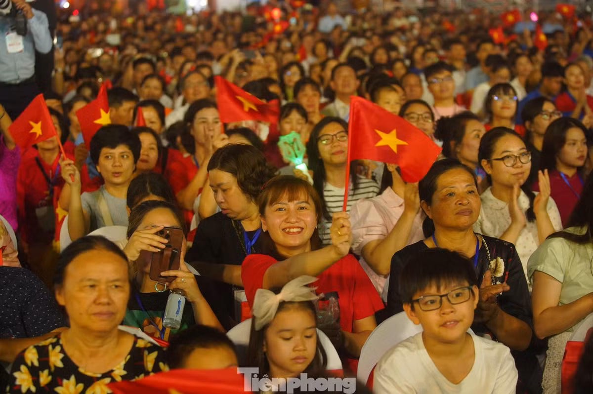 Chương trình được xây dựng theo phong cách vừa mang tính chính luận, vừa mang tính sử thi, đưa khán giả trở về những thời điểm lịch sử quan trọng trong suốt 80 năm của Hà Nội. Hành trình nhìn lại lịch sử của Hà Nội được tái hiện bằng sự kết hợp tài tình giữa âm nhạc, hoạt cảnh và hiệu ứng 3D mapping.