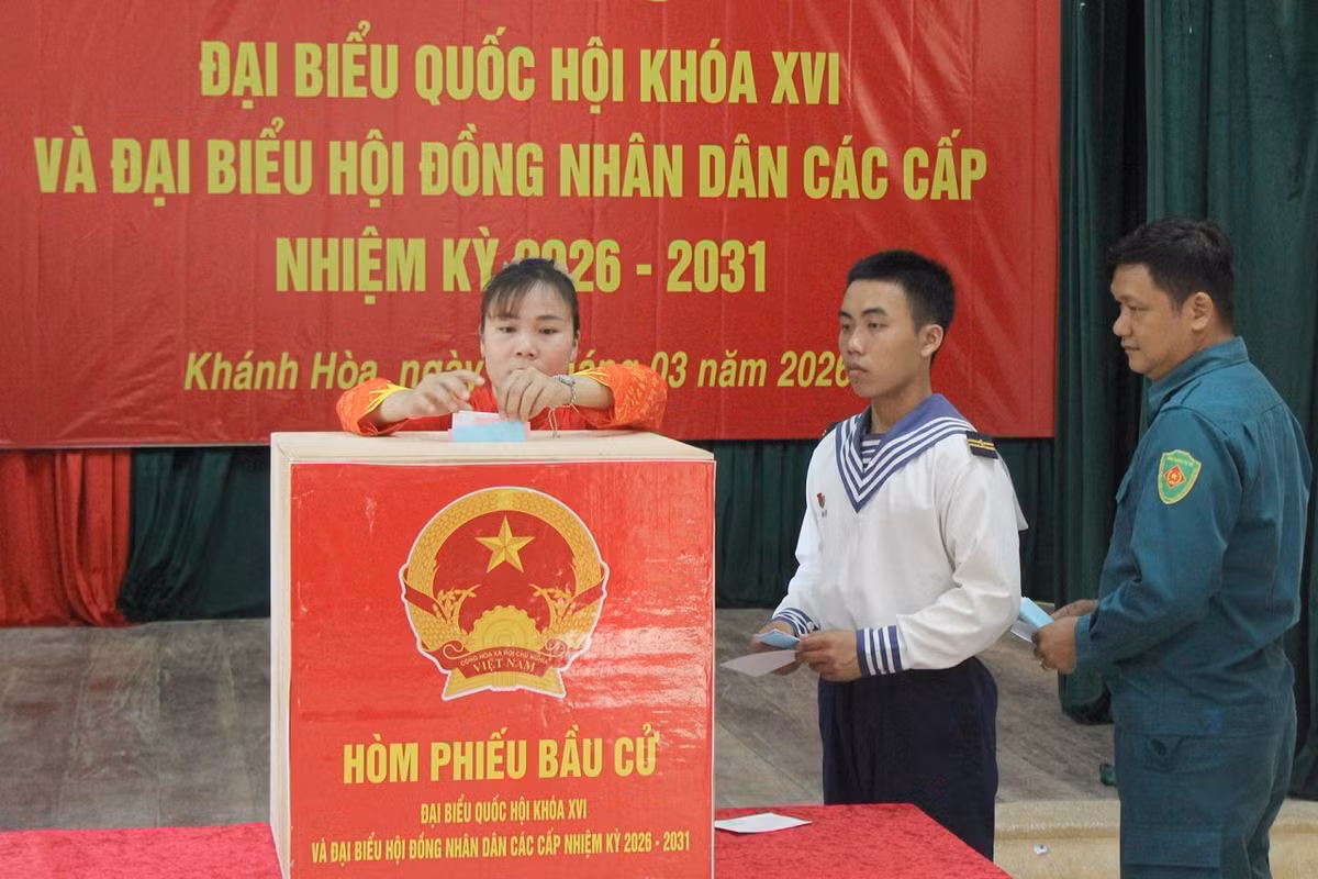 Cử tri bỏ phiếu bầu ĐBQH và HĐND các cấp.