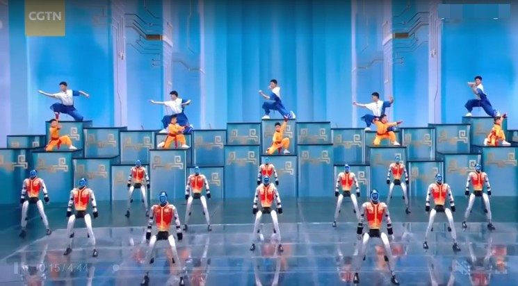 Theo AP, tại Trung Quốc, tâm điểm trong gala mừng năm mới "Xuân Vãn" của Trung Quốc tối 16/2 là màn trình diễn của robot hình người. Có thể thấy, các robot hình người xuất hiện trong tiết mục múa cùng các võ sư nhí. Màn trình diễn này cho thấy nỗ lực của Trung Quốc trong việc phát triển các robot tiên tiến hơn, được trang bị khả năng trí tuệ nhân tạo cải tiến. Ảnh chụp màn hình CCTV.