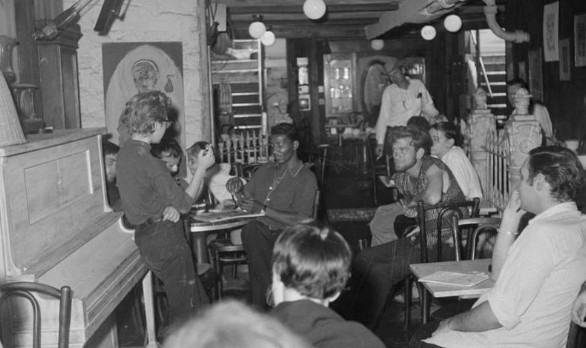 Mọi người đọc thơ bên trong một quán cà phê ở làng Greenwich năm 1959.