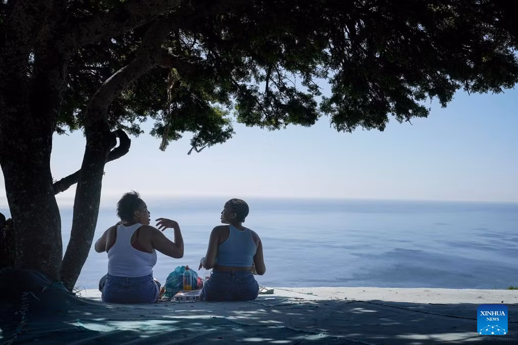 Người dân ở Cape Town ngồi trò chuyện, thư giãn.