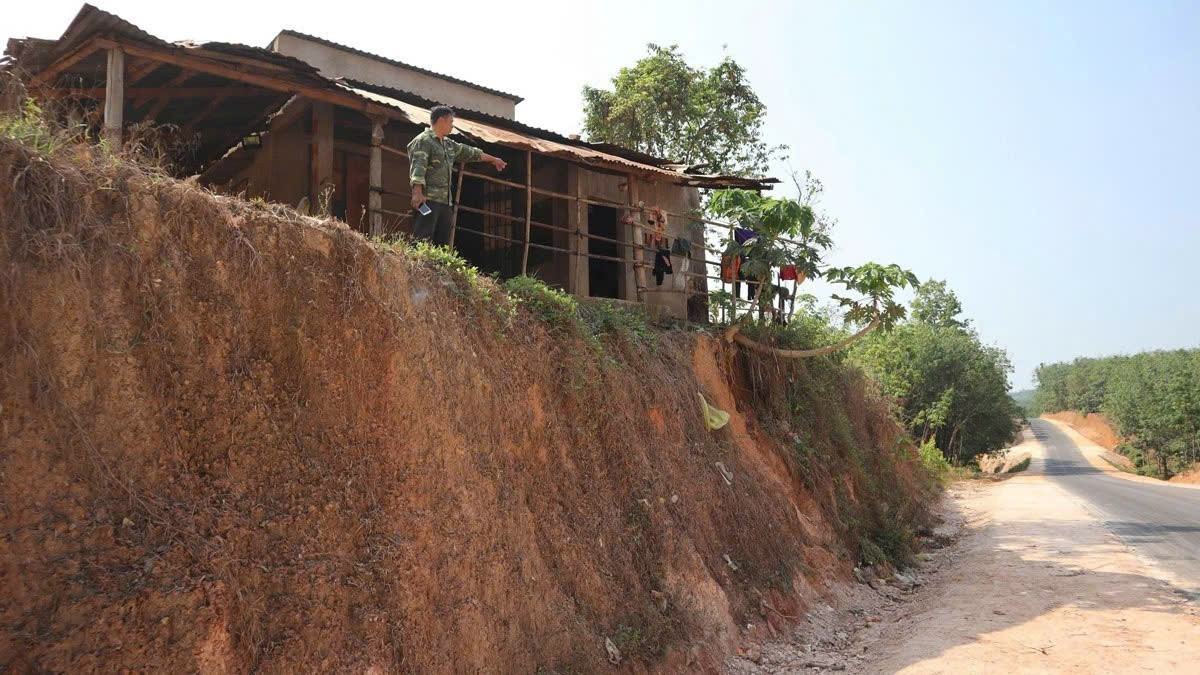 Người dân lo lắng tình trạng sạt lở có thể xảy ra vào mùa mưa