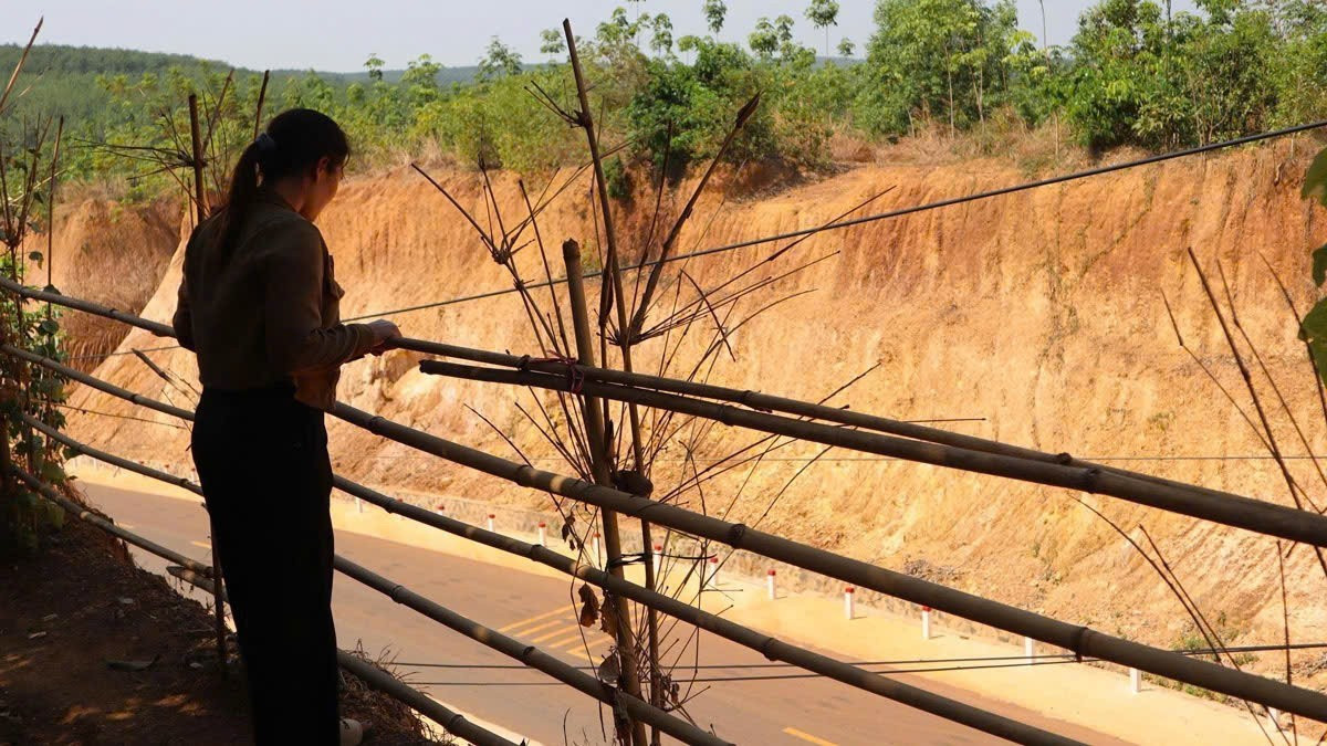 Các gia đình có trẻ nhỏ không khỏi lo lắng khi căn nhà bỗng dưng chênh vênh trên miệng vực thẳm, có nơi sâu đến chục mét