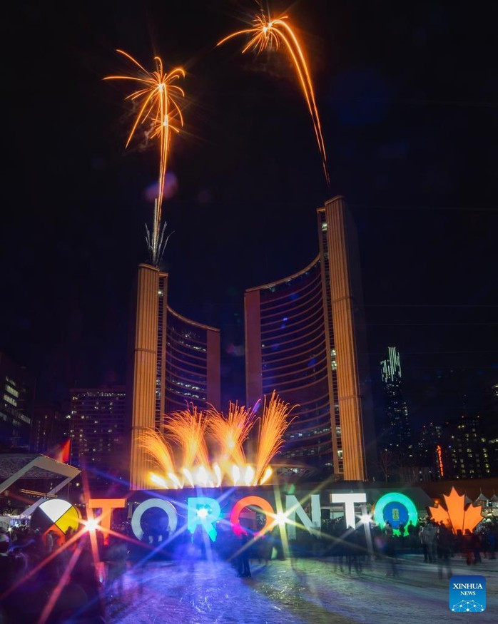 Màn trình diễn pháo hoa quanh Tòa thị chính Toronto chào mừng Tết Nguyên đán ở Toronto, Canada. Ảnh: Tân Hoa Xã.