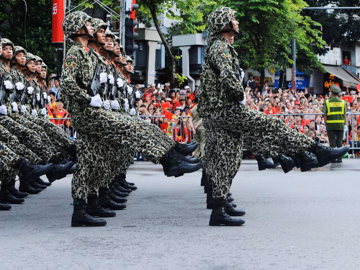 Các khối tham gia diễu binh, diễu hành tạo nên một khung cảnh hào hùng với hàng lối, bước đi đều tăm tắp.