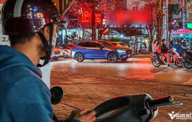 Trung tá Phạm Văn Chiến - Đội trưởng Đội CSGT đường bộ số 6 (Phòng CSGT Công an Hà Nội) cho biết, thay vì chọn một vị trí cố định để làm nhiệm vụ, đơn vị cử cán bộ, chiến sĩ hóa trang khảo sát các tuyến phố có nhiều hàng quán. Căn cứ vào lượng ô tô, xe máy trông giữ bên ngoài quán, tổ công tác sẽ bố trí chốt kiểm tra nồng độ cồn.